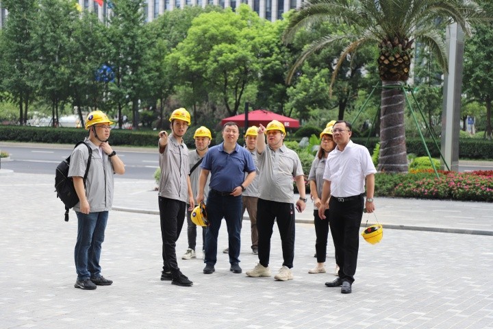 控股集團執行總裁吳華一行到中天裝飾集團開展高溫慰問檢查